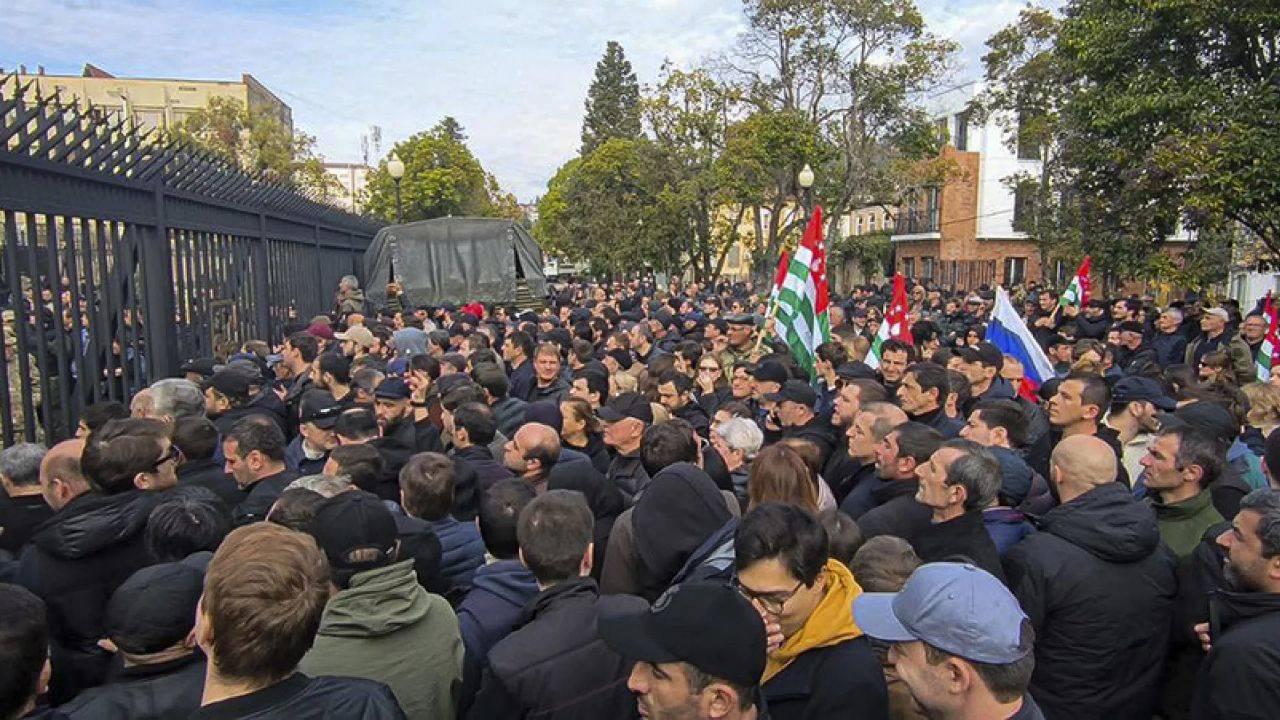 Rus karşıtı protestolar istifa getirdi